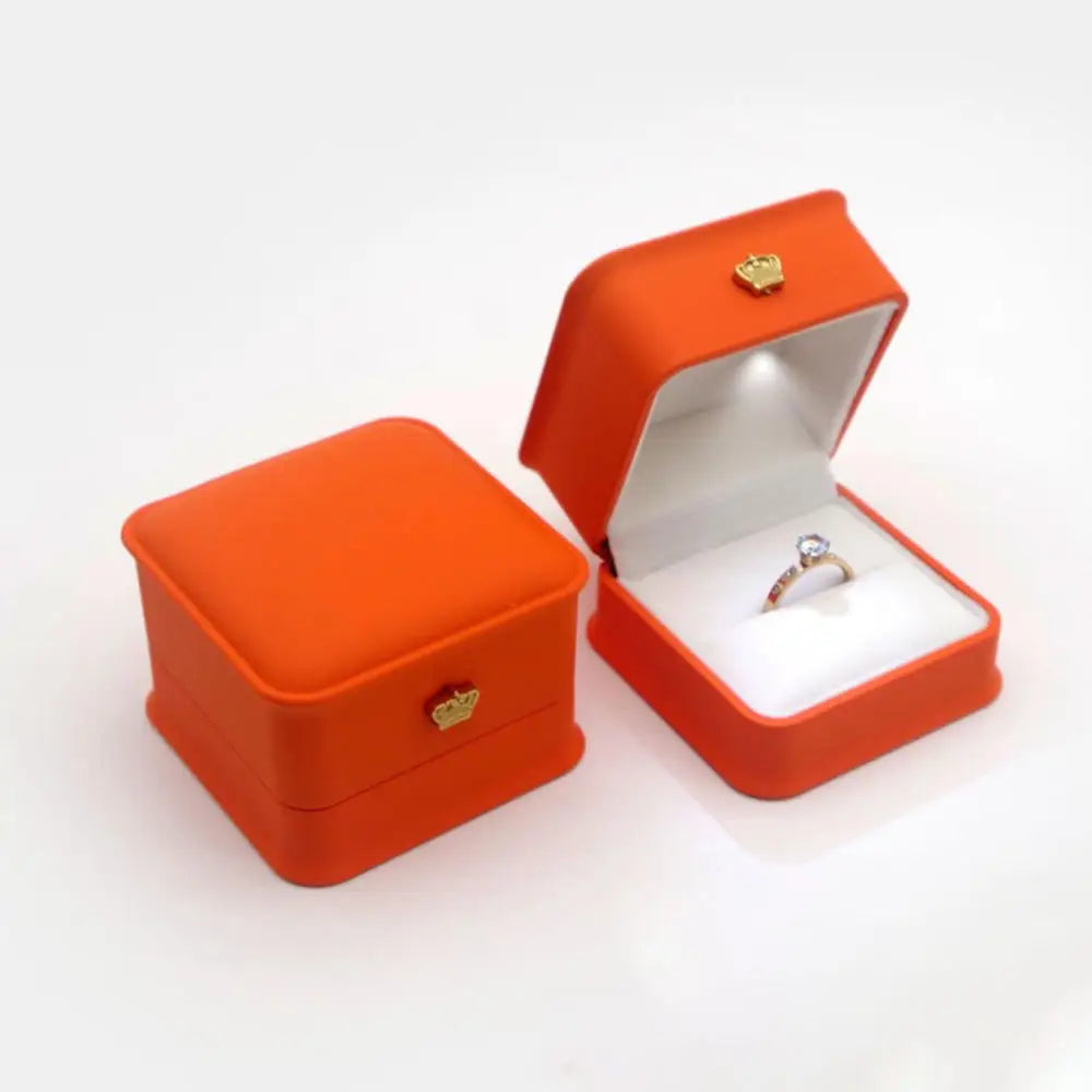 1 Pcs LED Jewelry Ring Box Luxury Velvet Rubber Necklace Pendant Gifts Display With Light For Proposal Engagement Wedding 2030